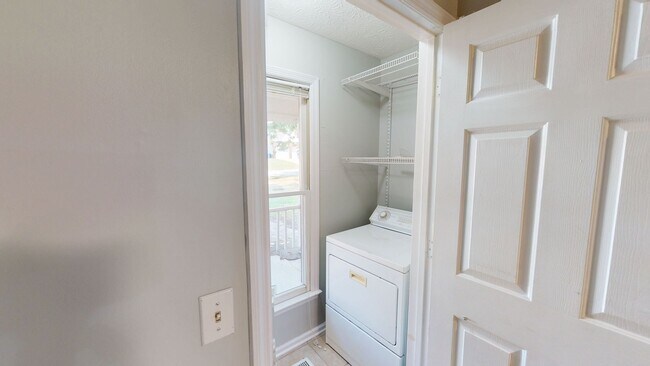 Building Photo - Charming 3 bedroom / 2 bathroom home with large fenced backyard near shopping & Fort Bragg!