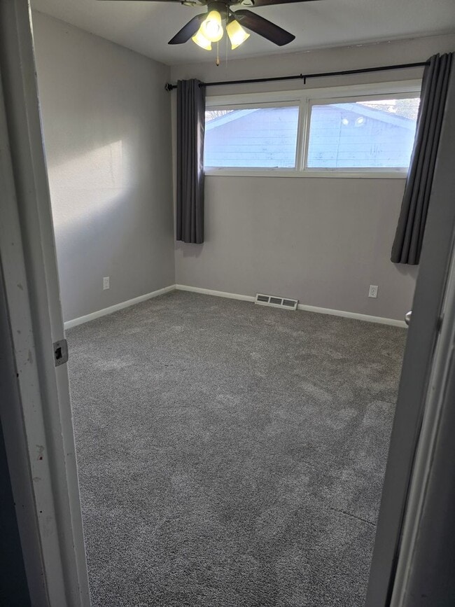 Building Photo - 3 BED 1.5 BATH HOME IN PARK CITY