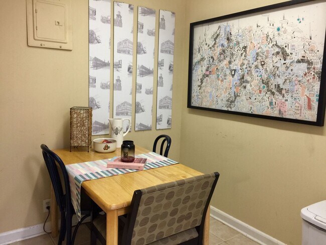 Building Photo - Two Bed / One Bath - Very Convenient Unit for Rent in Brandon