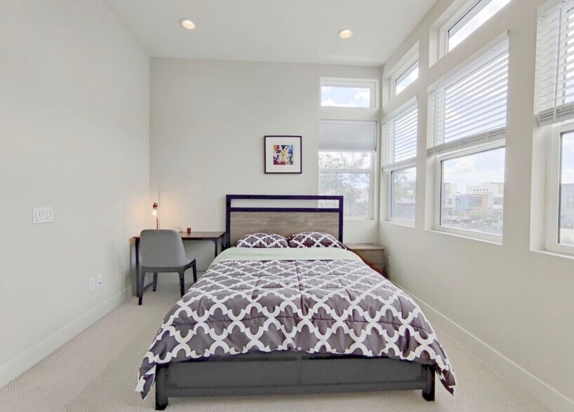 Building Photo - 371 Novel