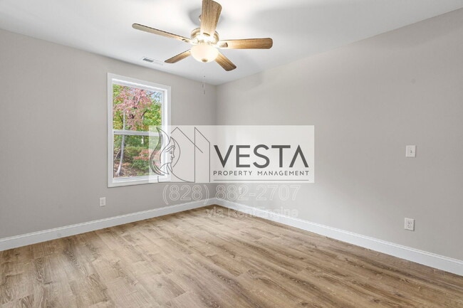 Building Photo - 376 Hague Dr