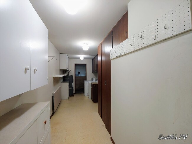 Building Photo - Wonderful 2 Bedroom Home with Oversized Of...