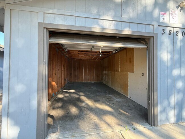 Building Photo - Gareth Ln - Triplex