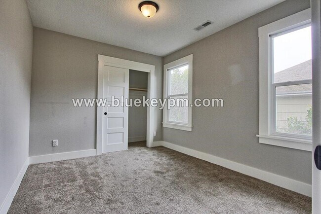 Building Photo - 339 N Skidmore St