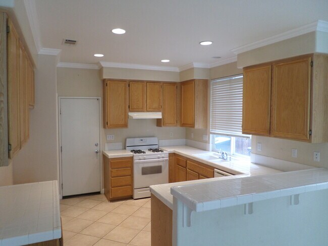 Building Photo - Really Cute 3 BR/ 2.5 BA Home in Beautiful Paseo Del Sol