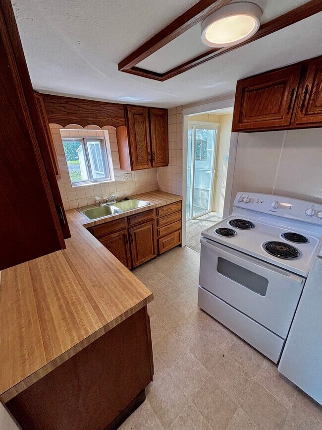 Building Photo - Spacious 2 Bedroom one bath duplex!!