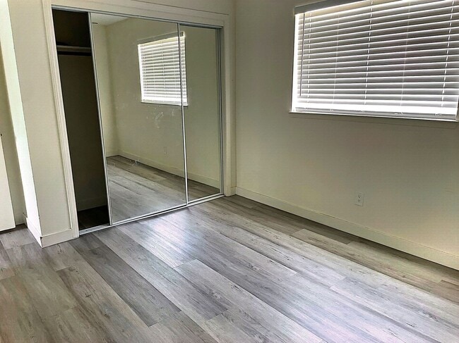 Building Photo - 2419 N Clark St