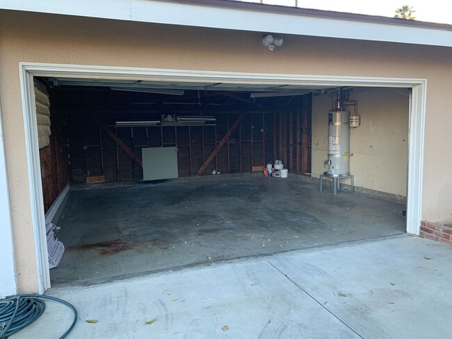 Building Photo - Newly Remodeled 3 Br 2 Ba Home in West Hills