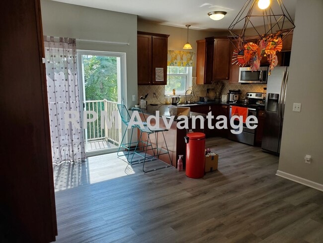 Building Photo - Gorgeous Townhouse Steps from Pool and Hik...