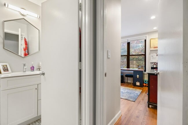 Building Photo - 1710 Summit Pl NW