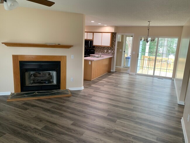 living room / Dinette - 106 Whitaker Ct