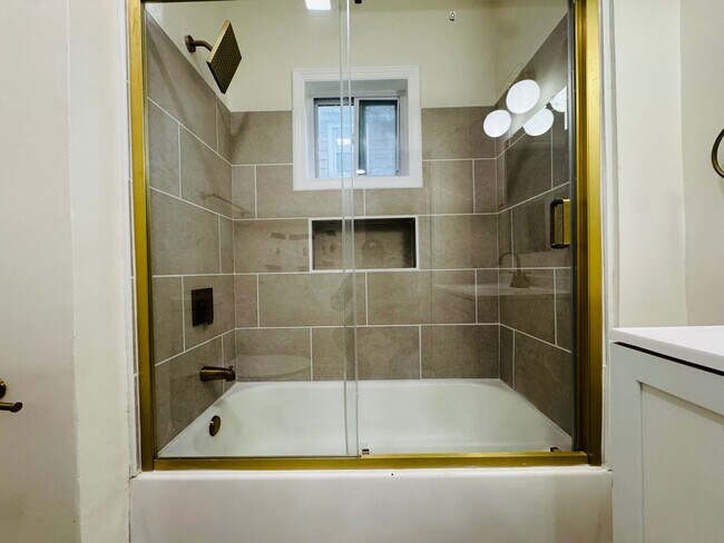 Building Photo - Charming 4-Bedroom Property in Prime Location