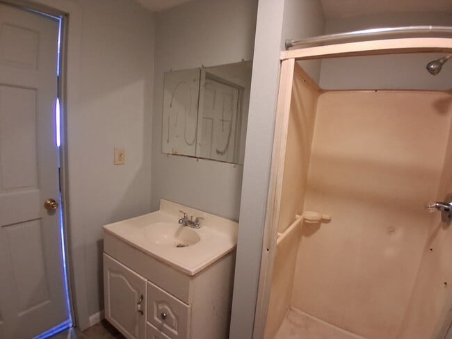 Building Photo - 903 Jewell-