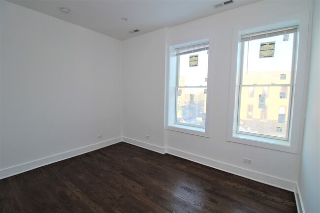 Building Photo - 1440 N Milwaukee Ave