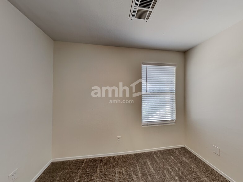 Building Photo - 3542 E Terrace Ave