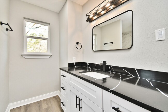 Building Photo - 2035 Round Spring Dr