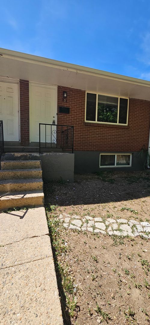 Building Photo - AVAILABLE NOW! Arvada 3 Bed 2 Bath Duplex New Paint New Flooring!