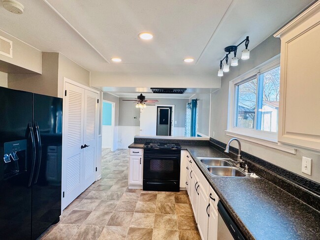 Building Photo - Spacious 4-bedroom, 2.5-bath home in Virginia Beach