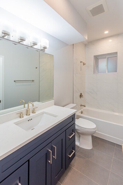 Shared Bath - 6527 N Newgard Ave
