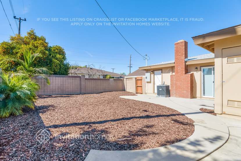 Building Photo - 1410 E Abila St