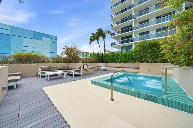 Building Photo - 600 NE 27th St