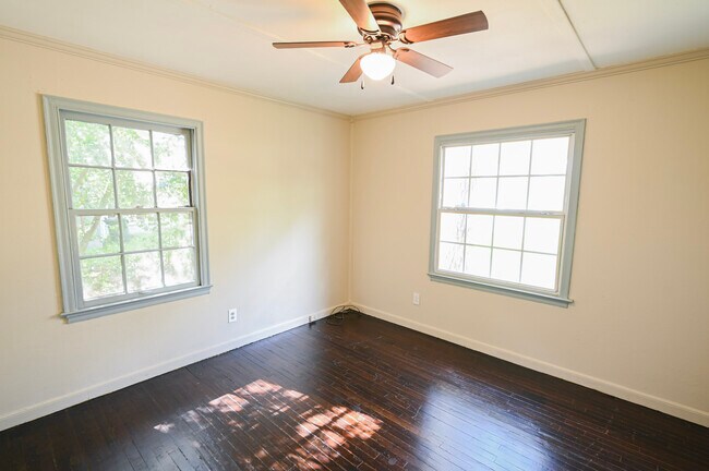Building Photo - 350 Pineview Dr
