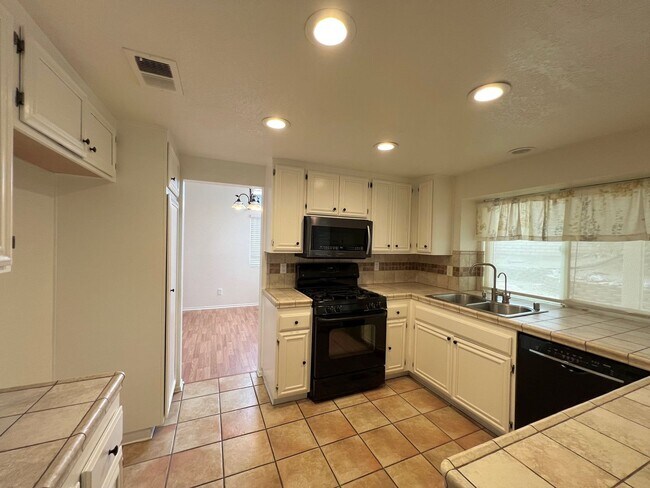 Building Photo - **Beautiful Lake Elsinore 3 Bdrm 2.5 Baths...