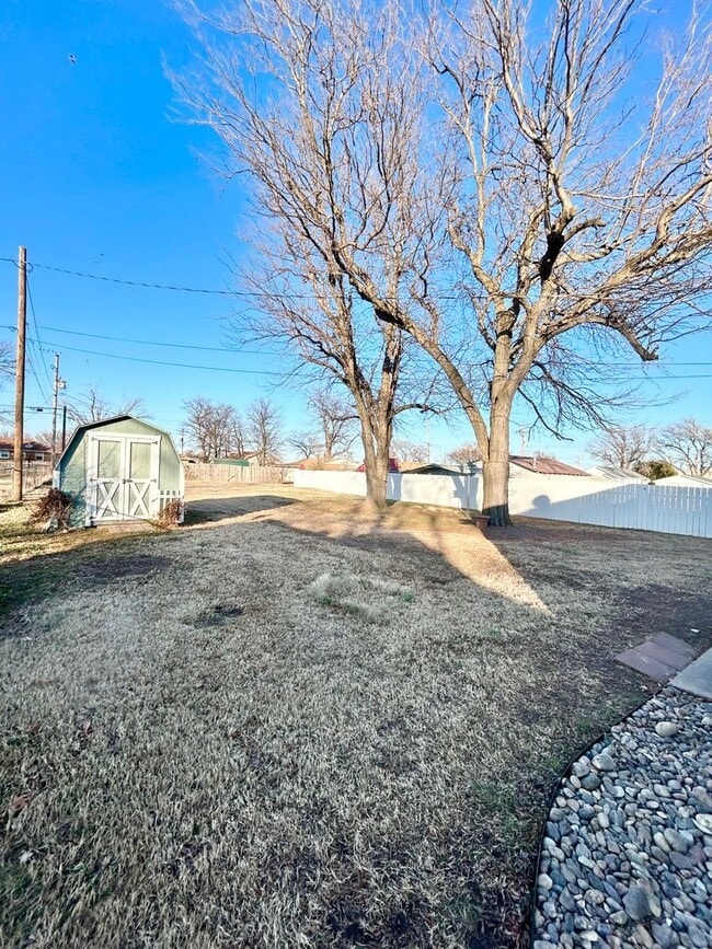 Building Photo - Two Bed, One Bath House