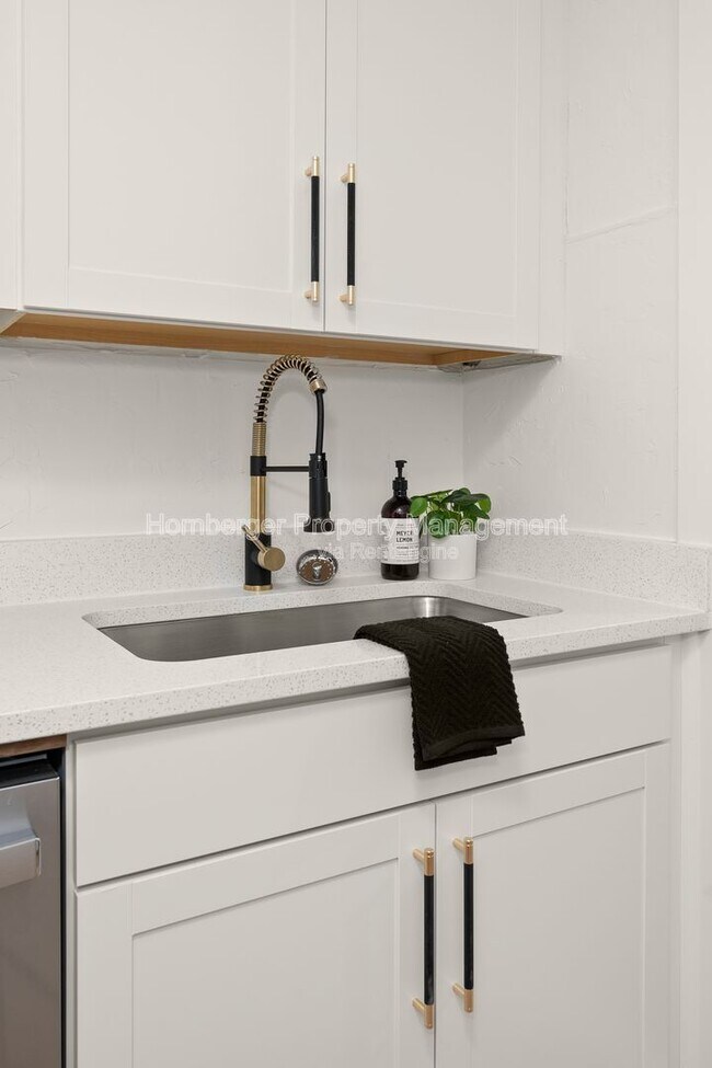 Building Photo - 627 E Wellesley Ave