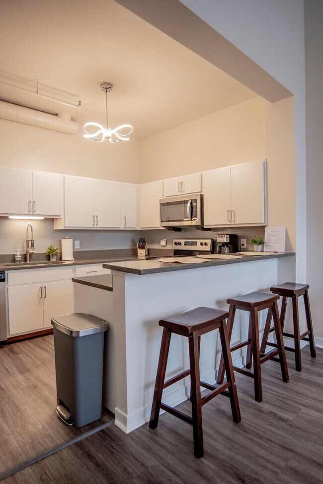 Building Photo - 125 W Market St