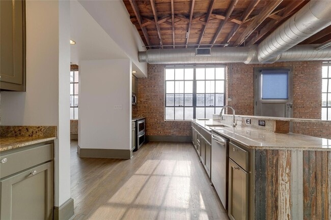 Building Photo - 709 W Magnolia Ave