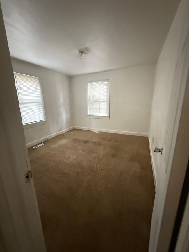 Building Photo - AVAILABLE NOW!