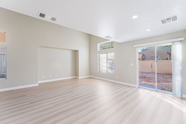 Building Photo - Modern Elegance Meets Spacious Comfort in a Unique Layout!