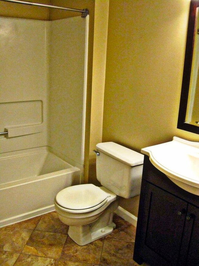 Building Photo - Top Floor Condo with Fireplace and Open Fl...