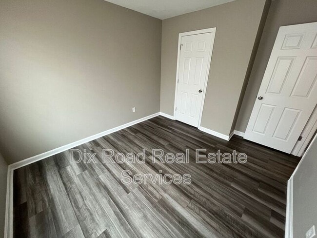 Building Photo - 432 W Kemper Rd