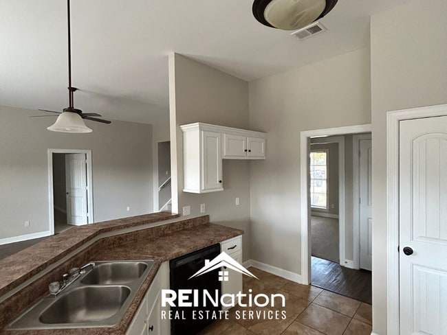 Building Photo - SOUTHAVEN STUNNER! 3BR/2BA | Vaulted Ceilings & Fireplace | Fenced Yard!