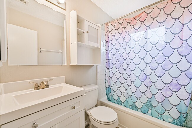 Building Photo - 222 Old Oaks St