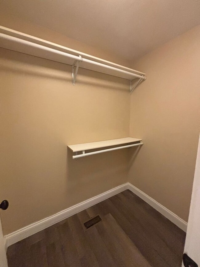 Building Photo - Freshly Renovated Dollhouse in Maryville!!