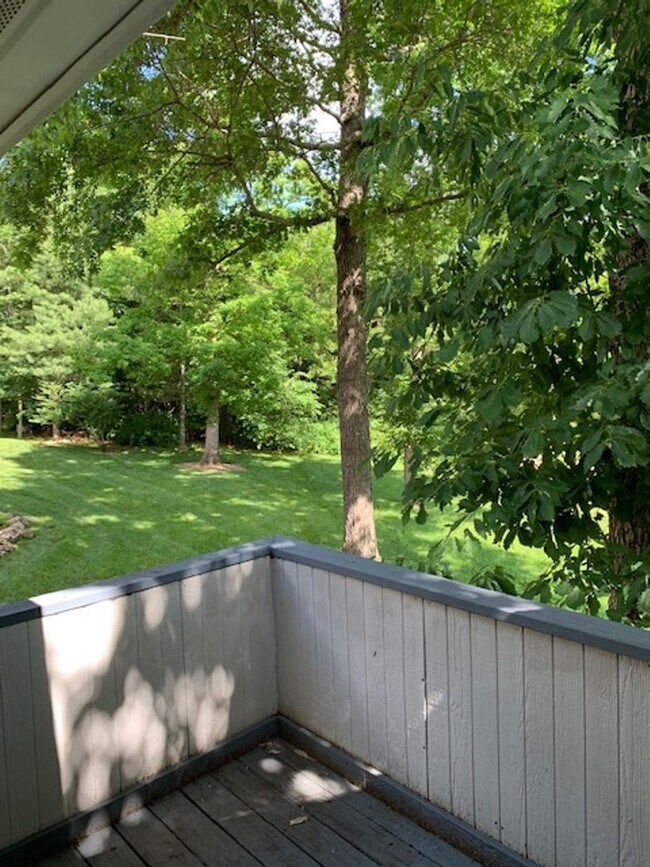 Building Photo - Spacious 3 bedroom 3.5 Baths 2 Home Office...