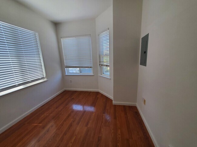 Building Photo - 805 Rutland-