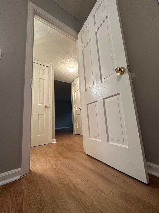 Building Photo - 3340 Pinewood Ave