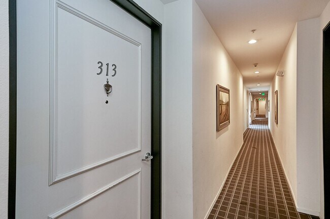 Building Photo - Spacious 2 Bed 2 Bath Condominium In K-Town