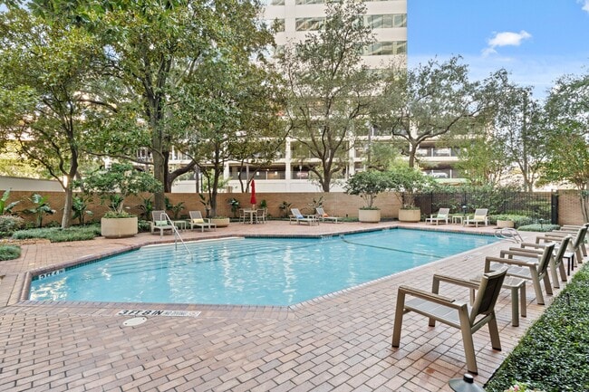 Building Photo - 14 Greenway Plz