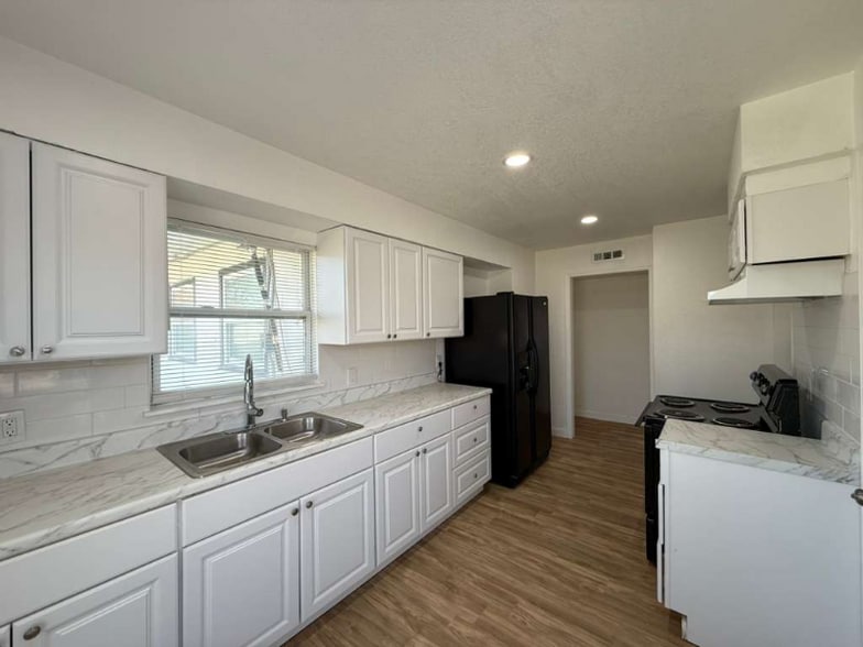 Building Photo - 339 Brettonwood Dr