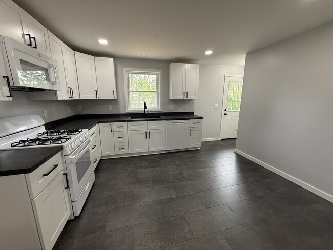 Building Photo - 123 Cattaragus Dr