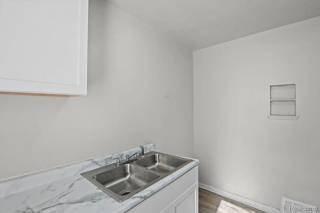 Building Photo - Detroit 3-Bedroom Home Available for Rent