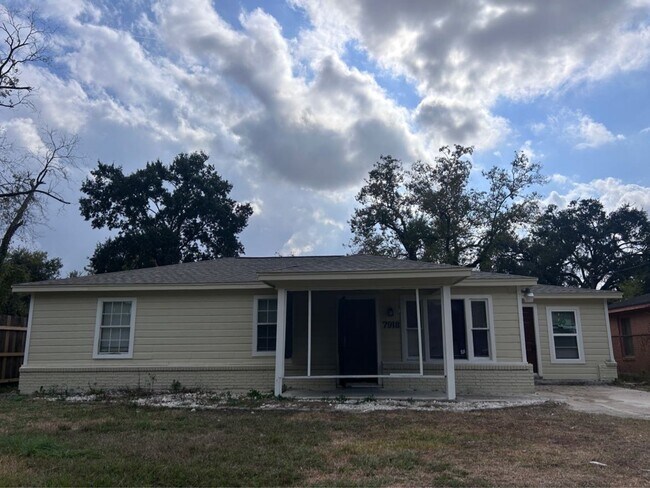 Primary Photo - 7918 Woodlyn Rd