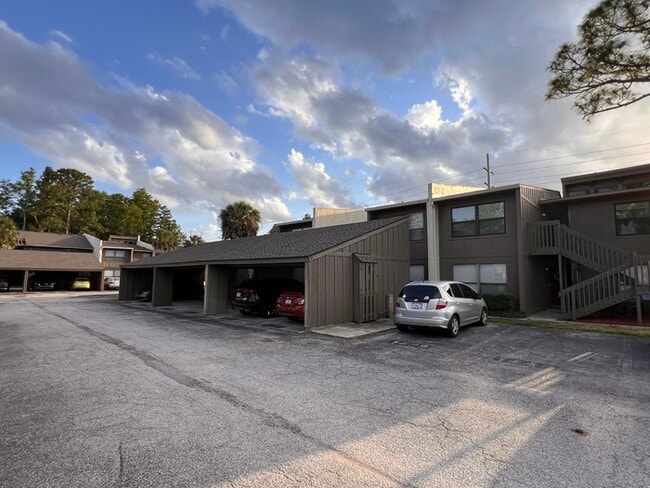 Building Photo - Stylish 2 Bed, 2 Bath Condo with Modern Am...