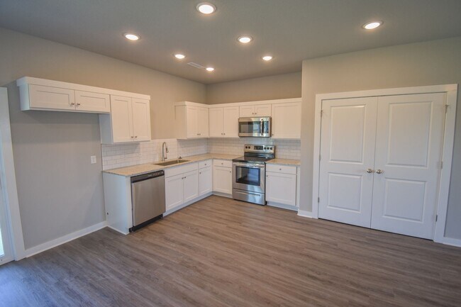 Building Photo - Beautiful 3 Bed 2 Bath Home in Farmington!