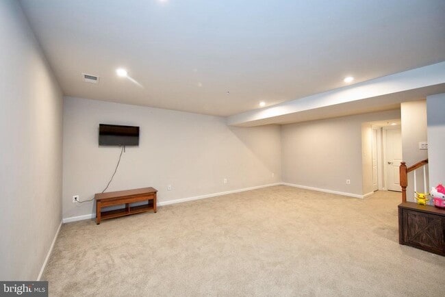 Building Photo - 167 Hokeland Dr